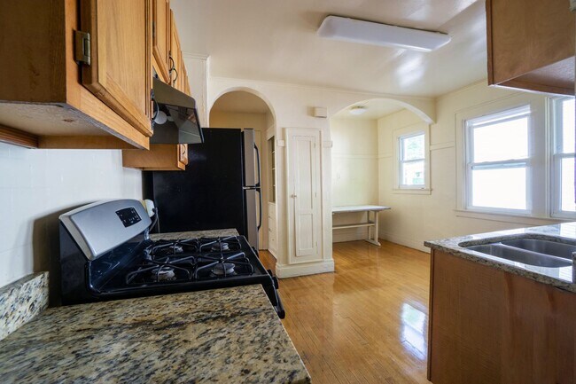 Building Photo - Spacious 3 Bedroom Flat With Off-Street Pa...
