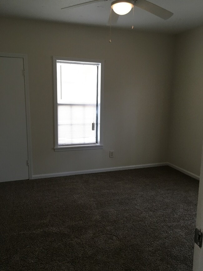 Building Photo - FOR RENT