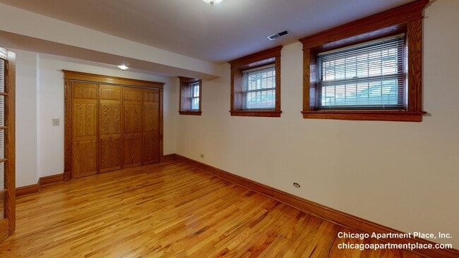 Building Photo - 3912 N Greenview Ave