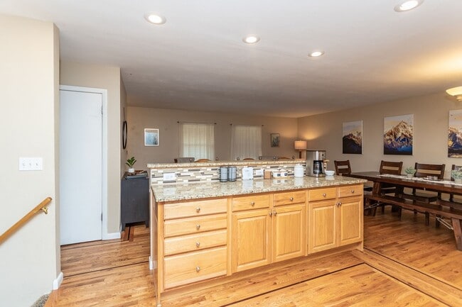 Building Photo - BEAUTIFUL 4BD SPLIT-LEVEL HOME in VILLA LO...