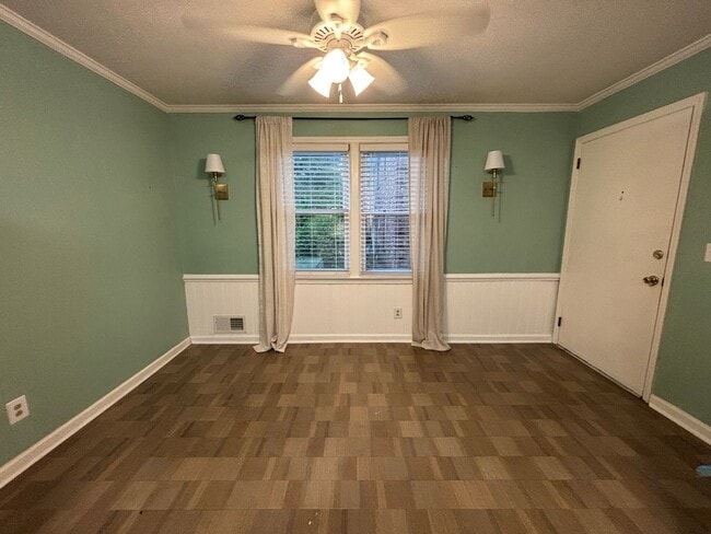 Building Photo - MOVE-IN READY IN FOREST ACRES!