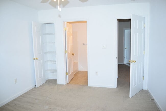 Building Photo - Spacious 2BR 2BA Townhome In Prime Location!