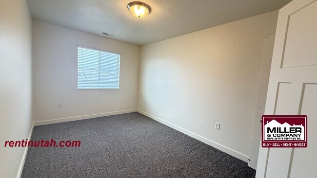 Building Photo - Herriman Townhouse