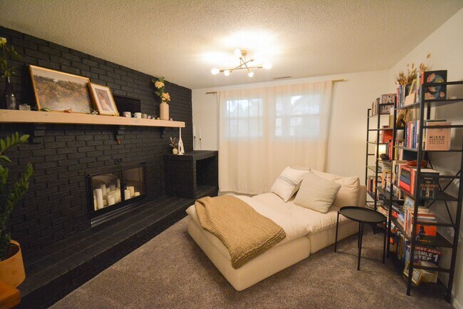 Building Photo - Charming 3-Bed, 2.5-Bath Split-Level Home ...