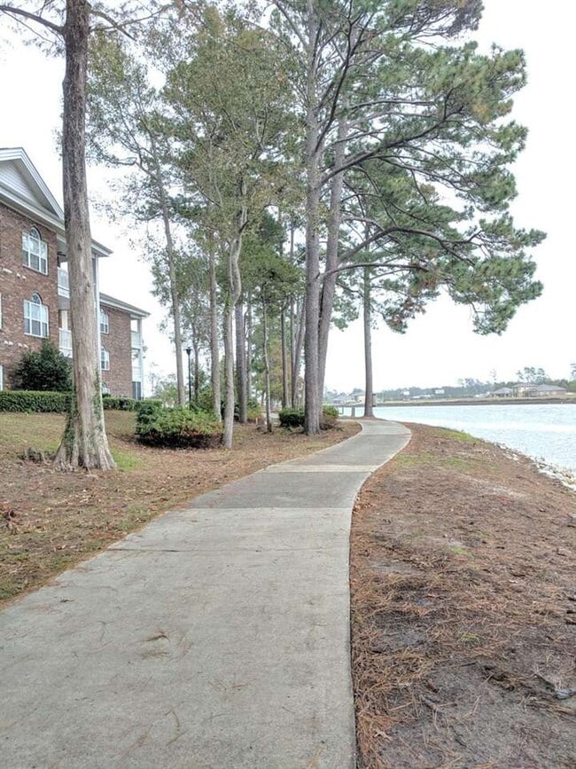 Building Photo - 670 Riverwalk Dr