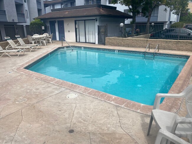 Building Photo - 2BR/2BA Upstairs Condo with Two-Car Garage