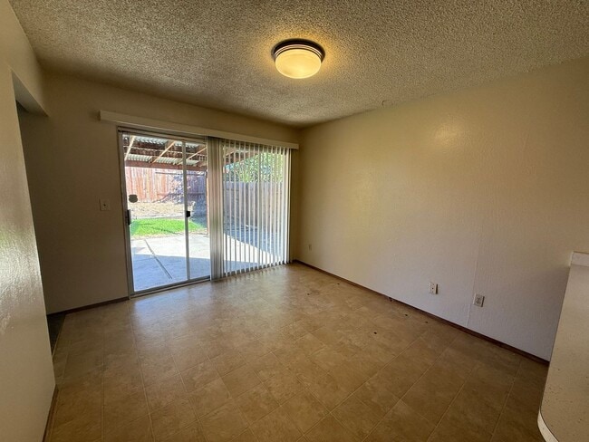 Building Photo - 3 bed 1 bath available in North Highlands!