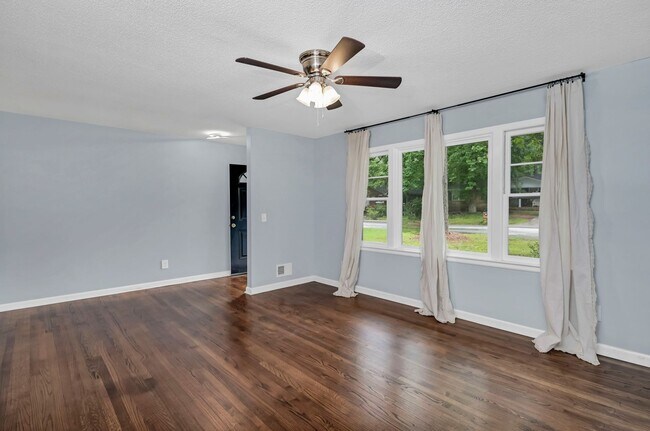 Building Photo - Newly Updated 3 Bedroom Home with Spacious...