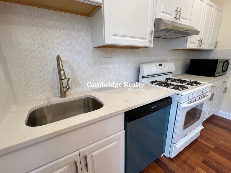 Building Photo - 24 Rossmore St