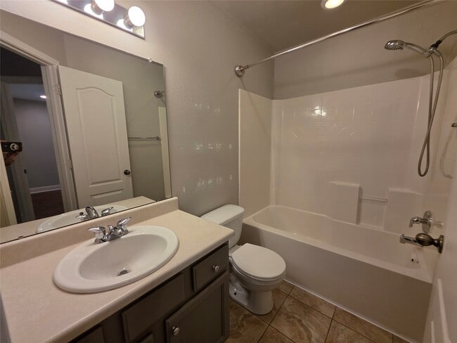 Building Photo - 395 Livingstone Ln