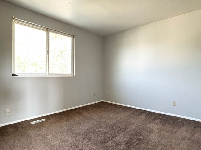 Building Photo - Spacious Split Level in Kearns!
