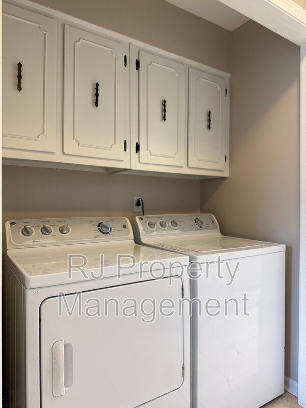 Building Photo - 3400 Lord Dunmore Cove
