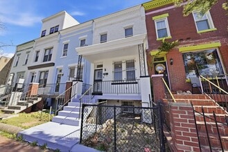 Building Photo - 707 15th St NE