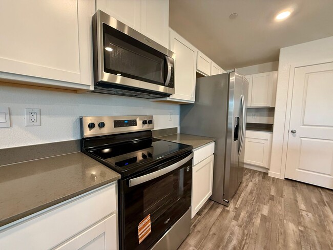 Building Photo - BRAND NEW 3 BED 2.5 BATH 2 CAR GARAGE TOWNHOUSE W/ LOFT IN CADENCE COMMUNITY