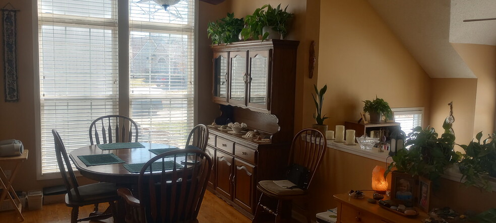 Dining room - 4941 Roundtree St