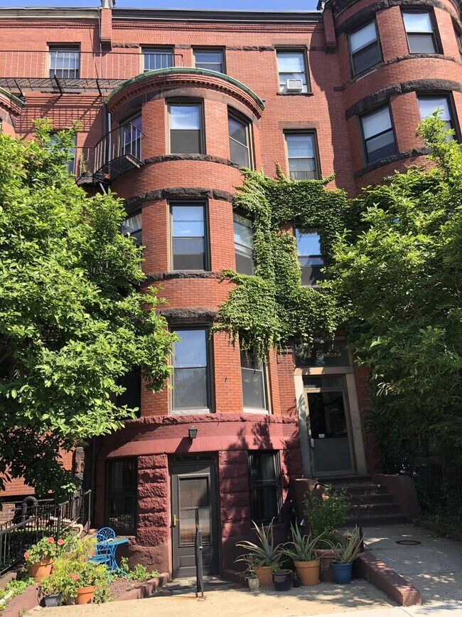 Building Photo - 918 Beacon St