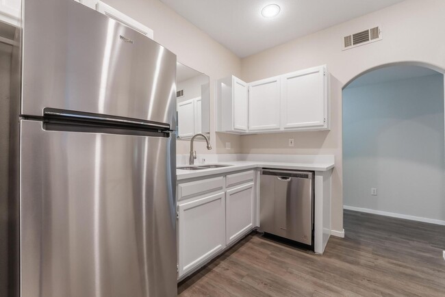 Building Photo - Amazing Remodeled Condo in guard gated Sed...