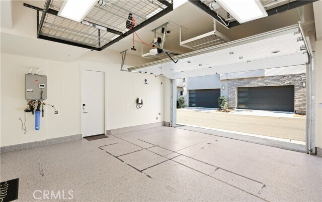 Building Photo - 148 Spectacle