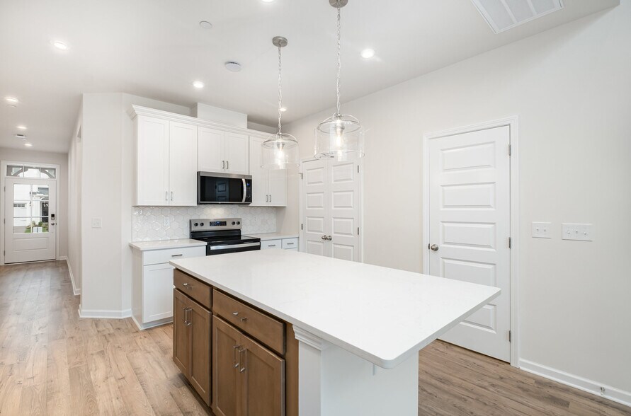 Building Photo - 605 Club View Way