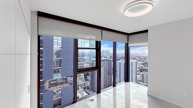 Building Photo - 700 NE 24th St