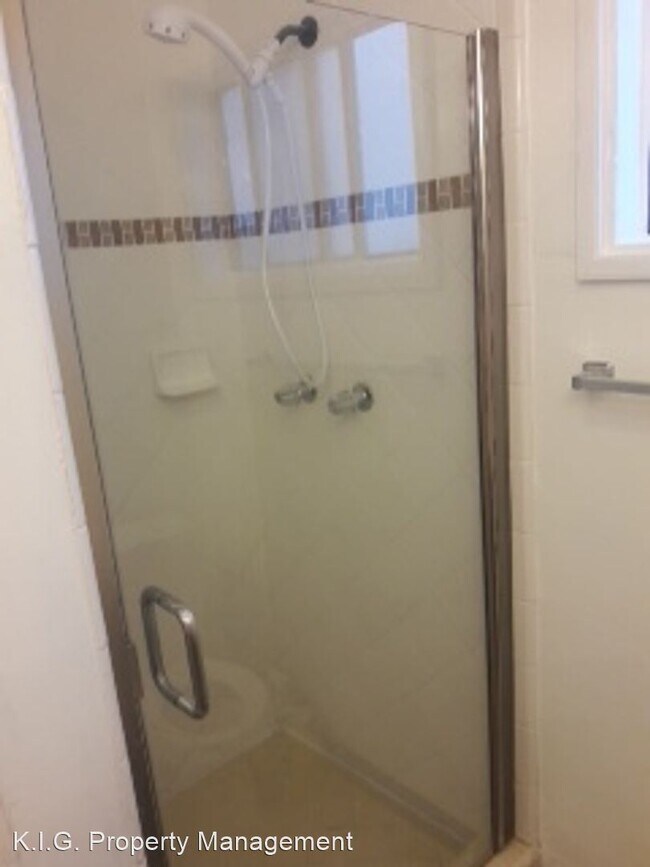 Building Photo - 1 br, 1 bath Apartment - 825 S. Bedford St...
