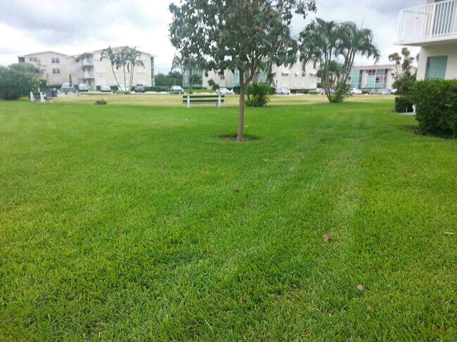 Building Photo - 300 Horizon W