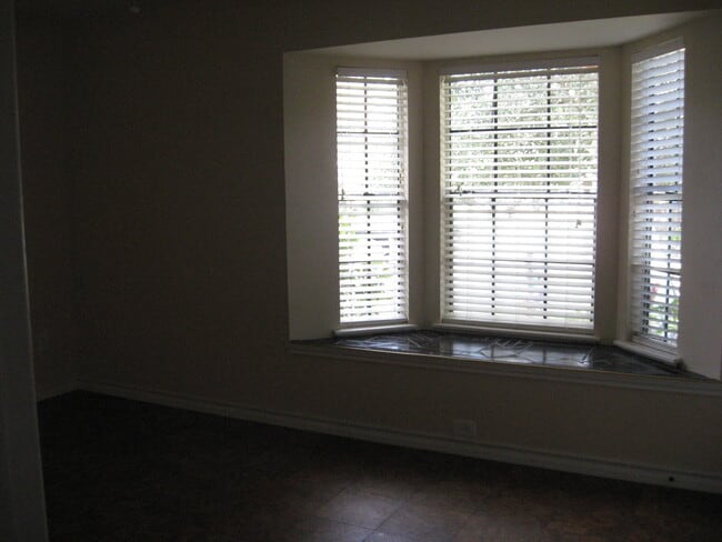 Building Photo - 2822 Vancouver Dr