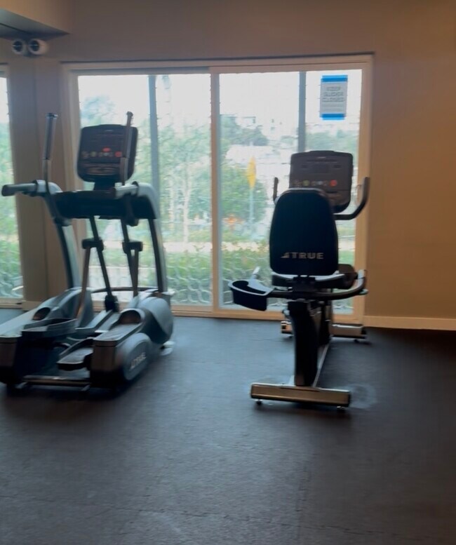 Building Photo - 1600 Ardmore Ave