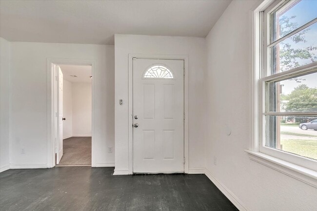 Building Photo - 2116 Andover Ct