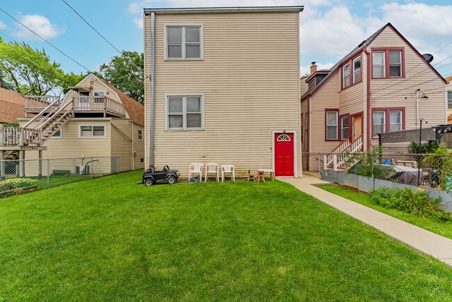 Building Photo - 4730 W Warwick Ave