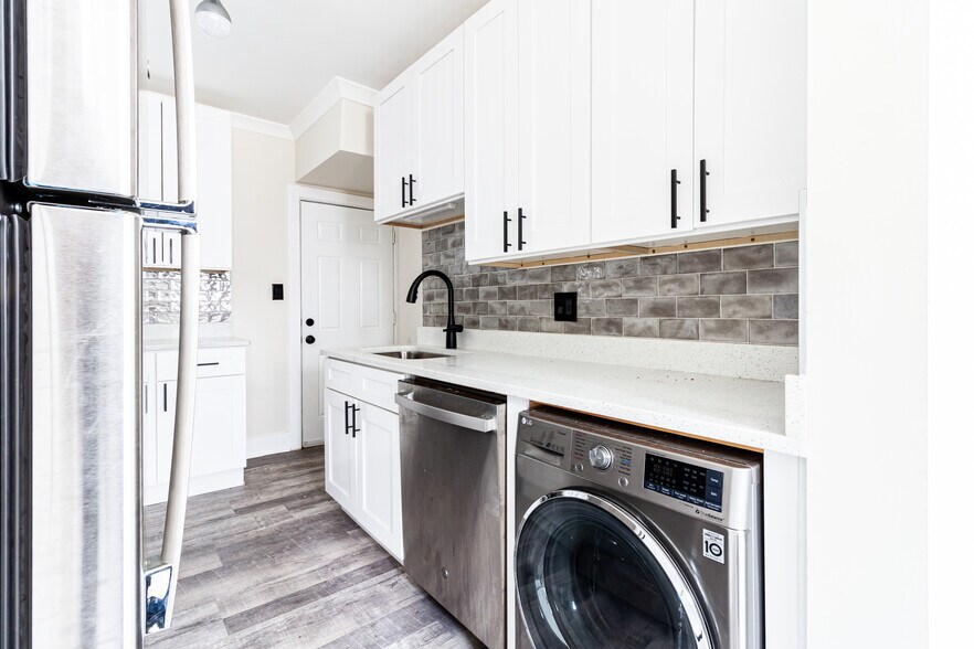 Building Photo - 3845 N Greenview Ave