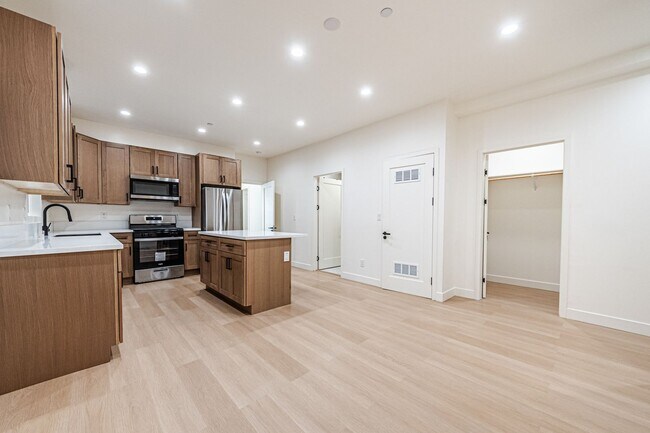 Building Photo - Modern 3-Bedroom in Prime Location | 1.5 M...