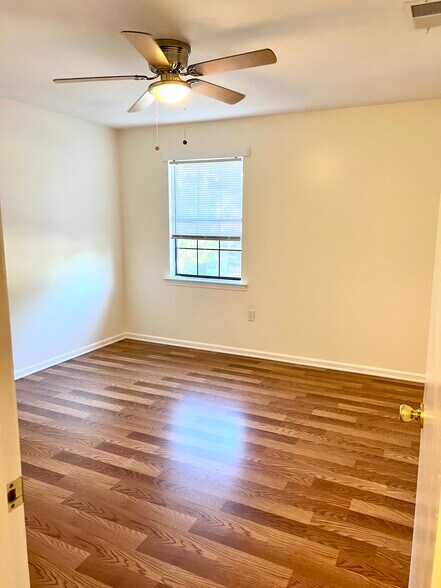 Building Photo - 123 Hunt Club Ct