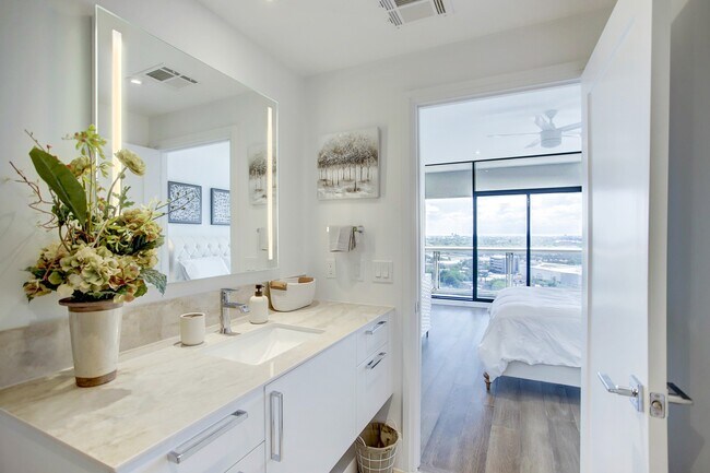 Building Photo - 1701 Hermann Dr