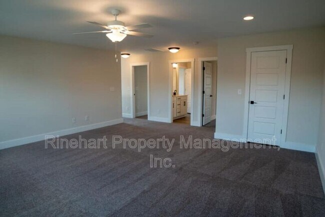 Building Photo - 663 Melville Dr