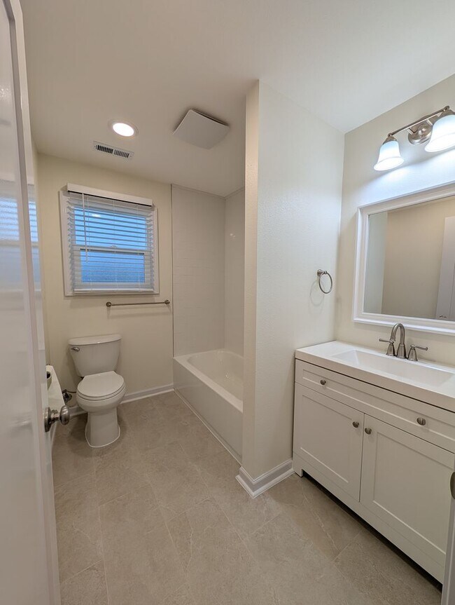 Building Photo - 1002 S 12th St