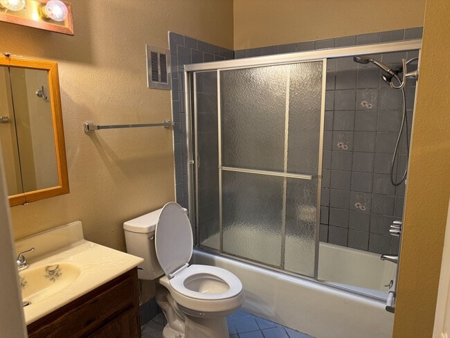Building Photo - Nice 4 br, 1.75 ba, 2 living areas, 2 car ...