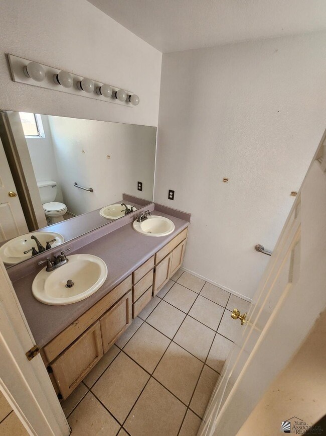 Building Photo - 2222 E 27th Ln