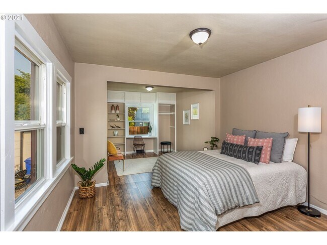 Building Photo - 2 bedroom 2 bath Woodlawn Bungalow-Full finished basement!