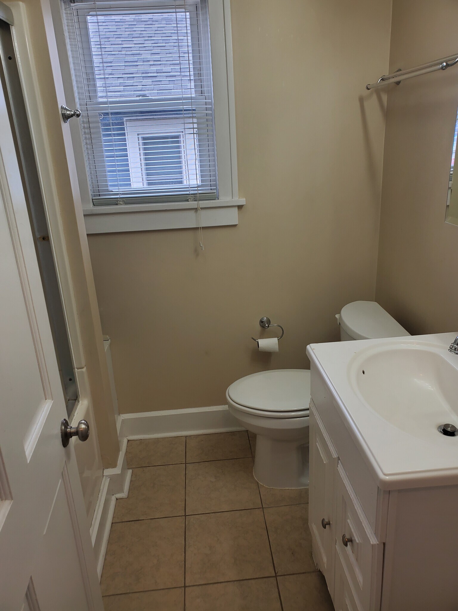 Building Photo - 1206 E 8th St