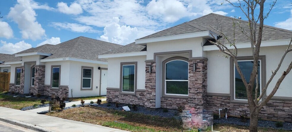 Primary Photo - 1018 N Woodson Ave