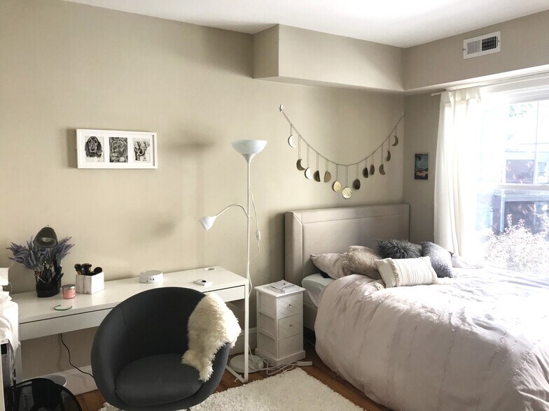 Building Photo - 42 Putnam Ave