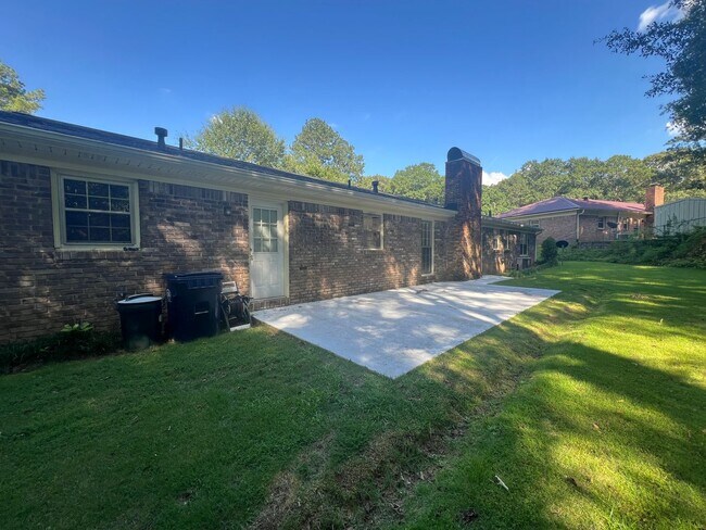 Building Photo - 3 bedroom 2 bathroom single level home in ...