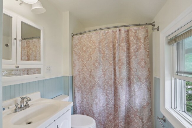 Building Photo - Charming 3-Bedroom Home for Rent in Lake M...