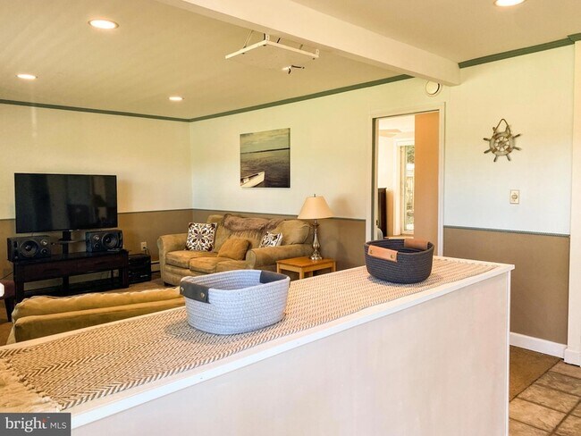 Building Photo - 122 W Bay View Dr