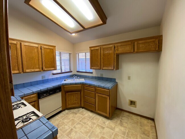Building Photo - 1348 E Ferguson Ct