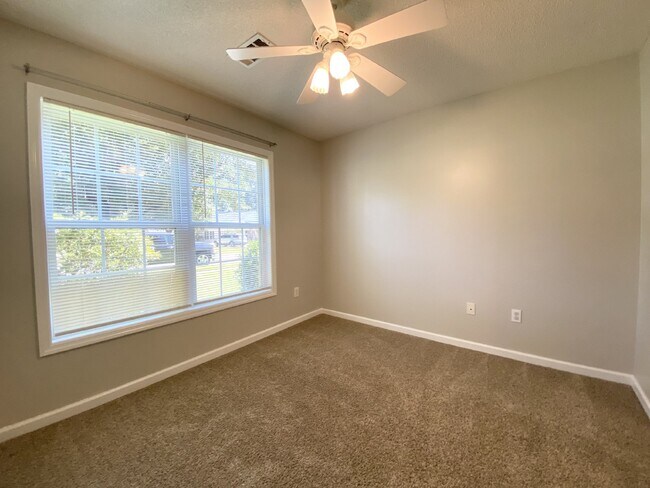 Building Photo - Home in Woodbridge With a Screened Porch a...