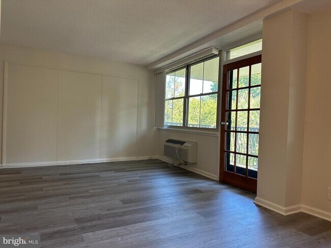 Building Photo - 2030 N Adams St
