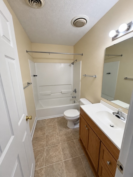 Building Photo - 209 Vineland Dr