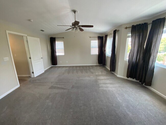 Building Photo - 5106 Rowe Dr